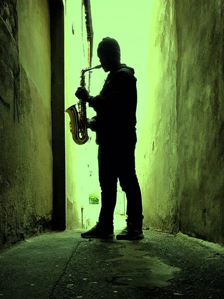 Street Saxofone Player Standing Upright Silhouetted Green Light — Stock Photo, Image