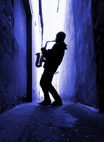 Jogador Sax Rua Silhueta Contra Fundo Azul — Fotografia de Stock