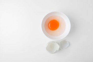 bir kasede yumurta sarısı