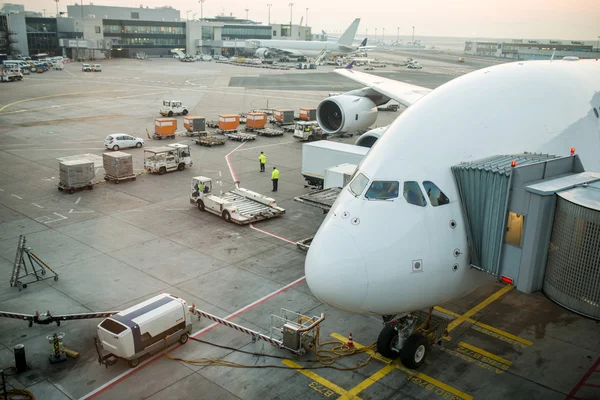 Estacionamento de avião no portão — Fotografia de Stock