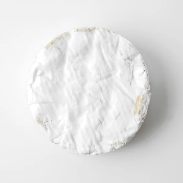 Camembert ost isolerad på vit — Stockfoto