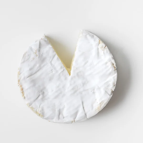 Τυρί καμαμπέρ απομονωθεί σε λευκό — Φωτογραφία Αρχείου