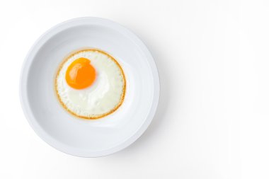 Beyaz tabak içinde kızarmış yumurta