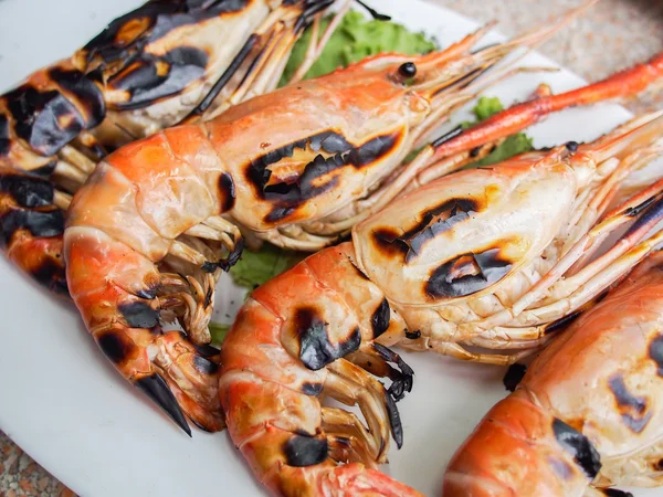 Grilled shrimp on plate — Stock Photo, Image
