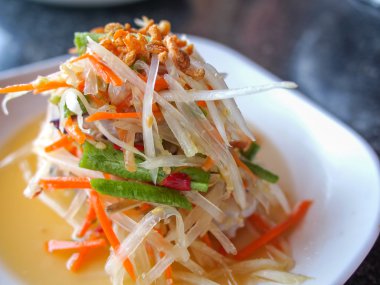 kurutulmuş karides ile papaya salatası