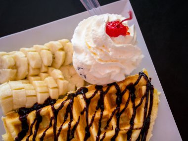 çikolata sosu ve dondurma waffle