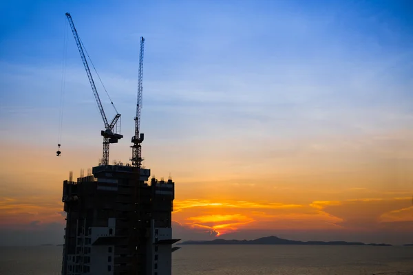 Construção perto da praia ao pôr do sol — Fotografia de Stock