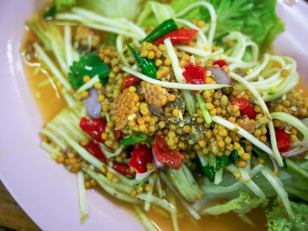 Salade d'oeufs de crabe en fer à cheval épicé — Photo