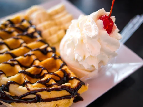 Waffles and ice cream — Stock Photo, Image