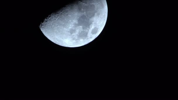 Meia lua à noite — Vídeo de Stock