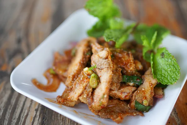 Gegrilde varkensvlees salade gesneden — Stockfoto