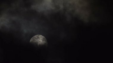 Fırtına bulutu ile moon