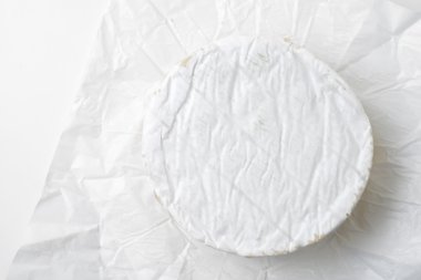 Camembert peyniri beyaz sarmalayıcı üzerinde