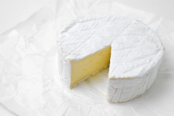 カマンベール チーズをスライスします。 — ストック写真