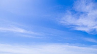 Kabarık bulutlar, zaman atlamalı