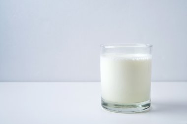 Beyaz arkaplanda süt bardağı