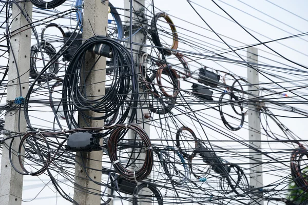 Plątaniny kabli elektrycznych — Zdjęcie stockowe