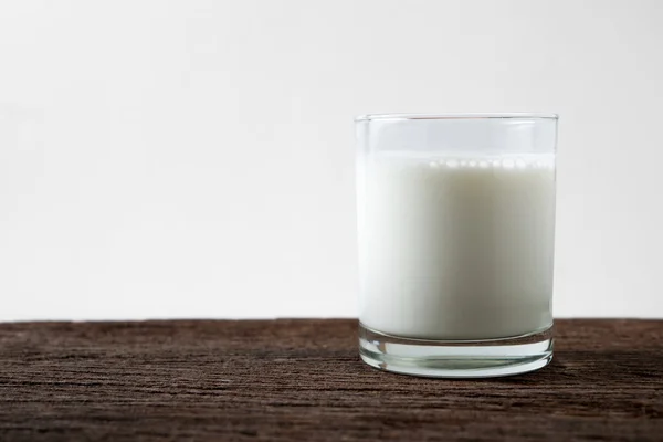 Szklanka mleka na stole — Zdjęcie stockowe
