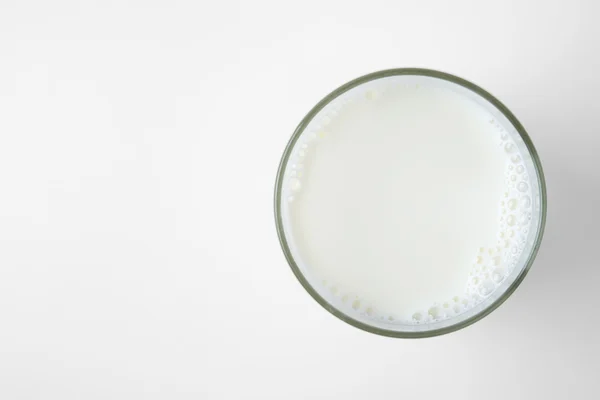 Vidrio de leche sobre fondo blanco —  Fotos de Stock