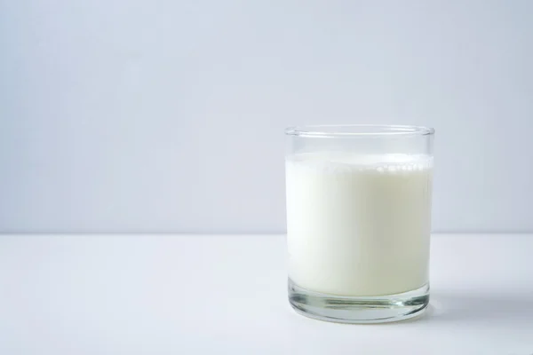 Vidro de leite sobre fundo branco — Fotografia de Stock