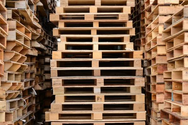 Стек деревянных поддонов — стоковое фото