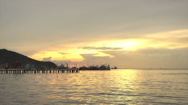 Puerto pesquero al atardecer — Vídeos de Stock