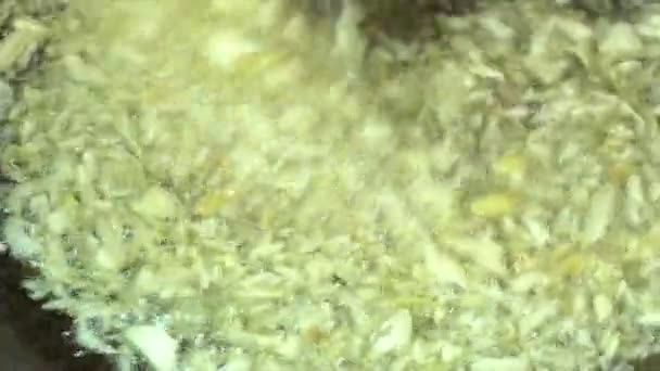 Egy serpenyőben sült fokhagyma — Stock videók