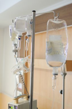 Hastanede hasta için serum fizyolojik IV damla