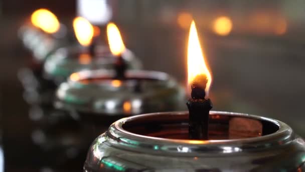 Lâmpadas de óleo no templo — Vídeo de Stock