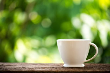 Kahve fincanı ahşap masada.