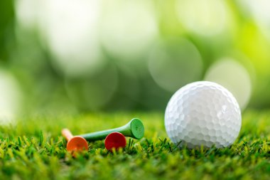 Golf topu ve ahşap çim sahada