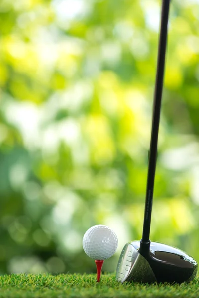 Řídit golfový míček na odpališti — Stock fotografie