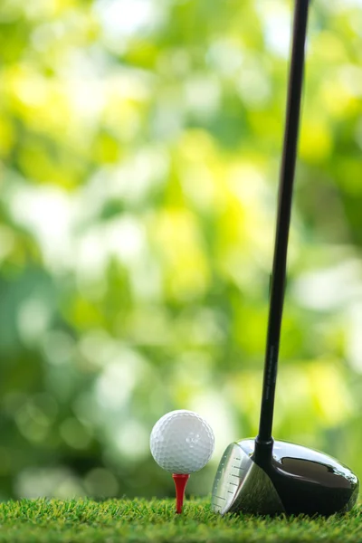 Conducir una pelota de golf en tee —  Fotos de Stock