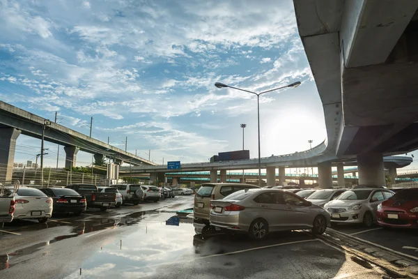 门外的停车场雨后 — 图库照片