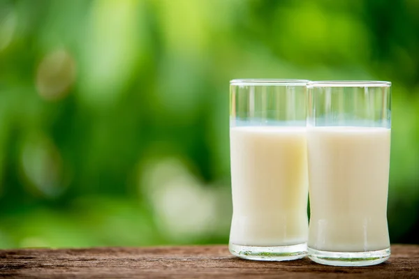 Vaso de leche en la mesa —  Fotos de Stock