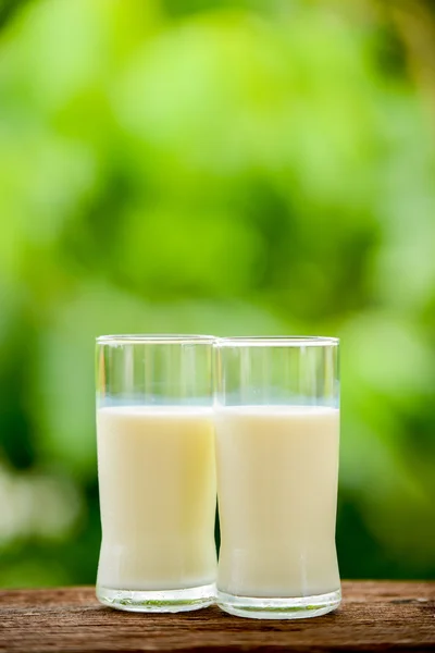 Vetro di latte sul tavolo — Foto Stock