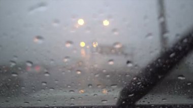 yağmur ile araba sileceği