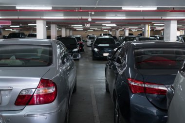 Araba ile kapalı otopark