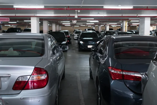 Parkeerplaats overdekt is met auto 's — Stockfoto