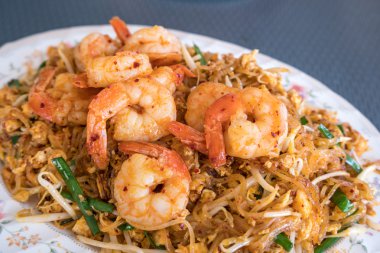 Tay kızartılmış karides ile erişte