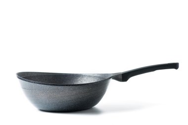 Kızartma tavası beyaz arkaplanda izole