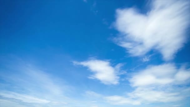 Ciel d'été avec nuages duveteux — Video