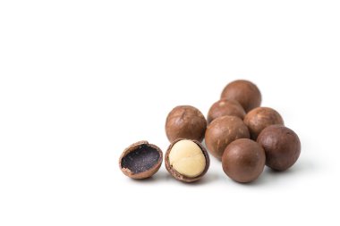 Beyaz arka planda Macadamia fındıkları