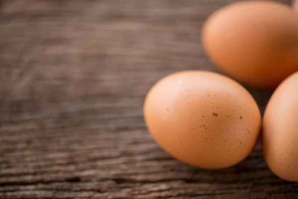 Uova su un legno — Foto Stock