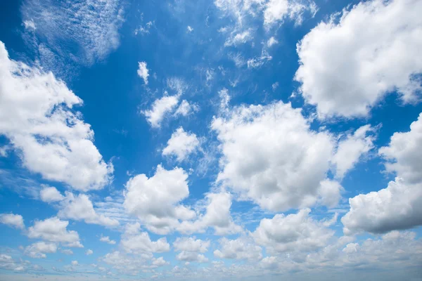 Sommarhimlen med molnet — Stockfoto