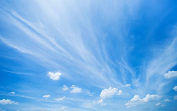 Sommarhimlen med molnet — Stockfoto