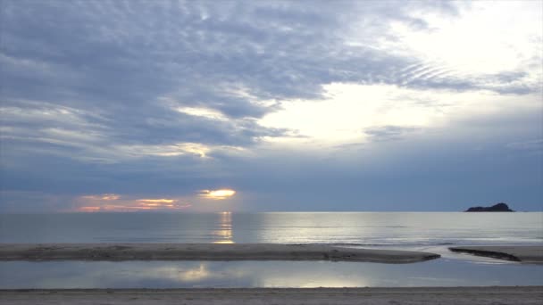 Пляж по утрам — стоковое видео