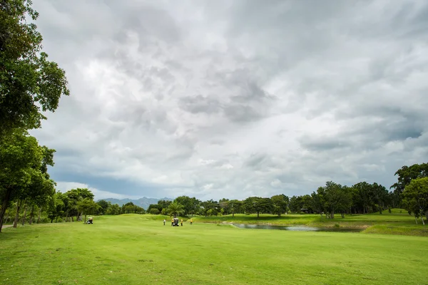 Golfbana med spelare — Stockfoto