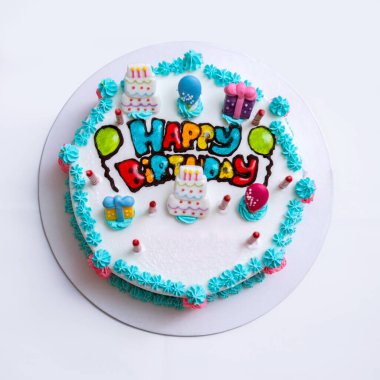 Beyaz mumlarla izole edilmiş doğum günü pastası