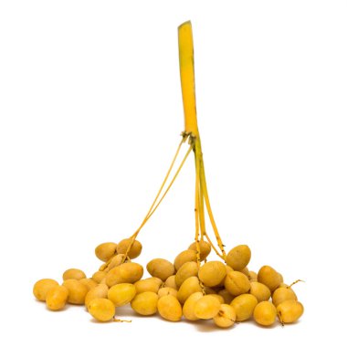 Üstüste dizilmiş taze hurma ağaçları,